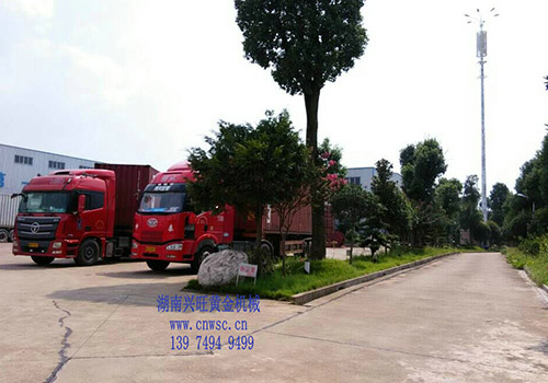 非洲采金船 待發(fā) 非洲采金船 待發(fā)